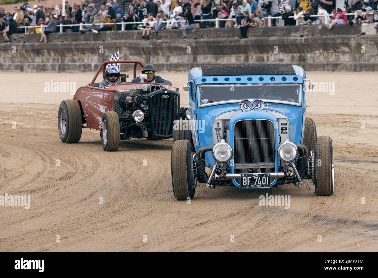 Vintage Hot Rods bei der Veranstaltung „Race the Waves“, bei der Autos und Motorräder am Strand in Bridlington, East Yorkshire England, Rennen ziehen Stockfoto