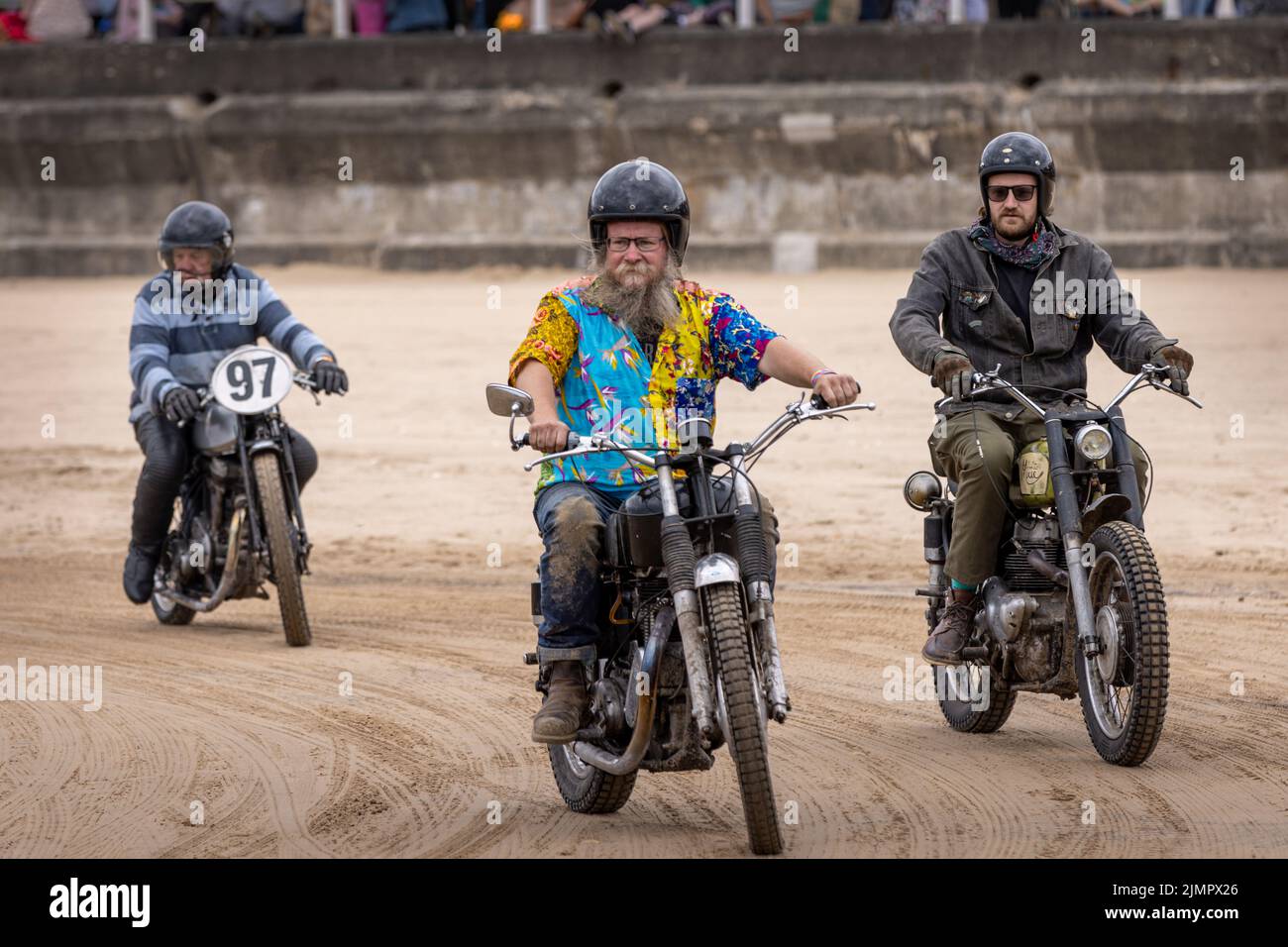 Oldtimer-Motorräder bei der Veranstaltung „Race the Waves“, bei der Autos und Motorräder am Strand von Bridlington, East Yorkshire, England, Rennen ziehen Stockfoto