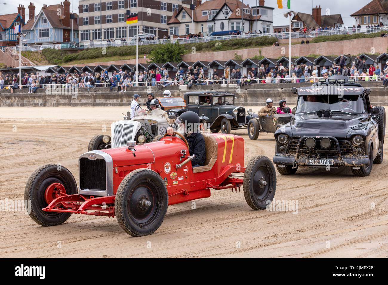 Vintage Hot Rods bei der Veranstaltung „Race the Waves“, bei der Autos und Motorräder am Strand in Bridlington, East Yorkshire England, Rennen ziehen Stockfoto