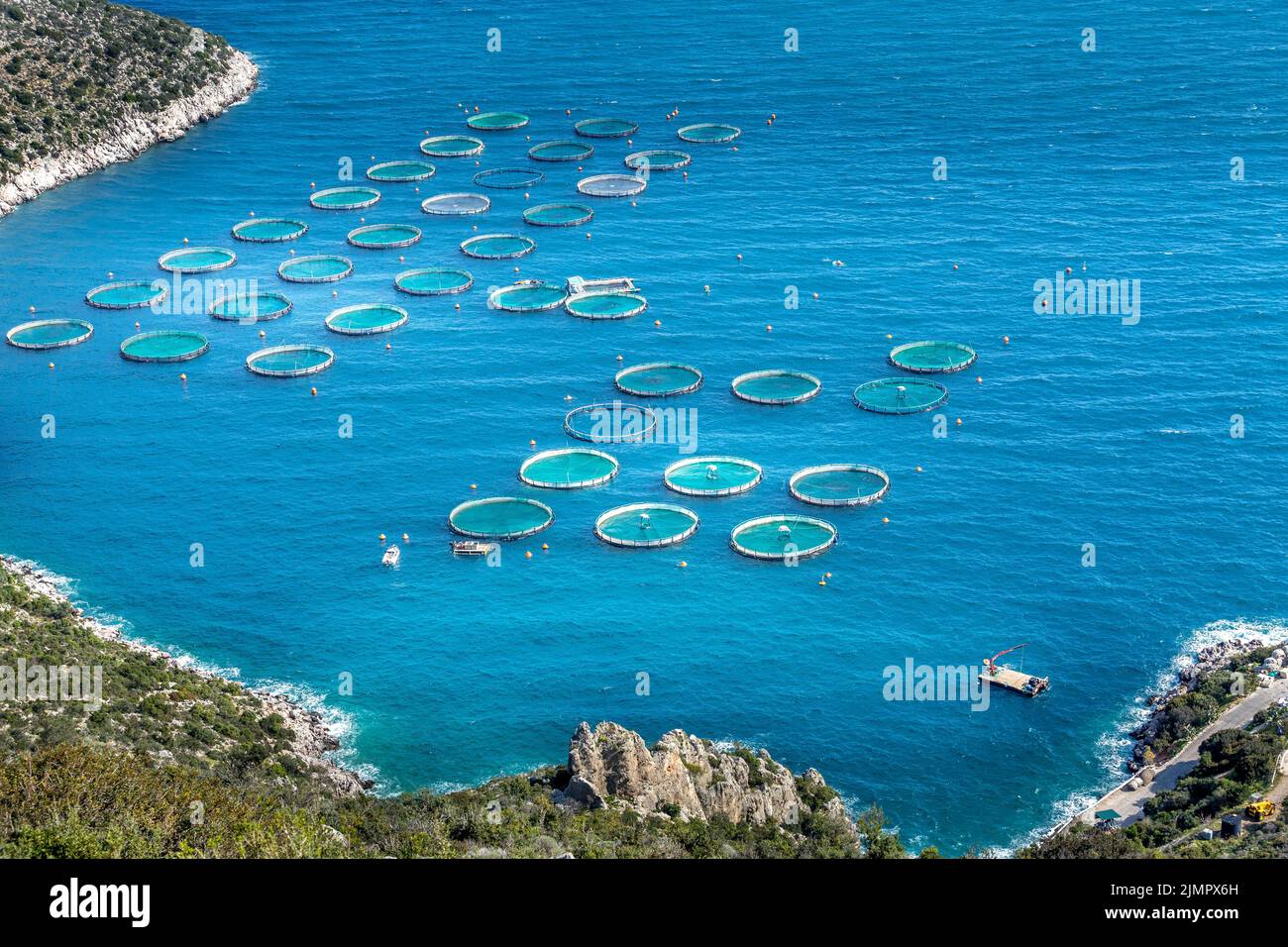 Fischfarm mit schwimmenden Käfigen in Griechenland Stockfoto