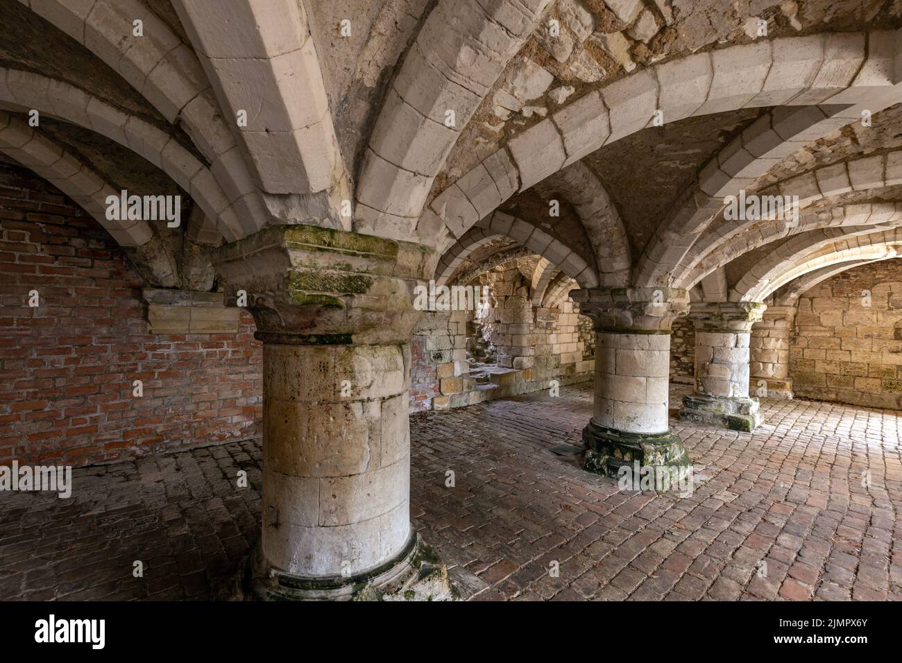 Die Unterkirche des alten normannischen Herrenhauses in der Burton Agnes Hall, einem elisabethanischen Herrenhaus aus dem 17.. Jahrhundert im East Riding of Yorkshire, England. Stockfoto