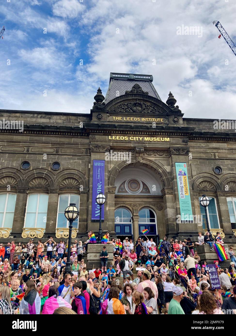 Leeds Pride 2022 Feiern als Menschenmenge versammeln sich am Millenium Square zum Beginn der Parade. Wir feiern schwule Menschen und eine breitere LGBTQ-Gemeinschaft. Stockfoto