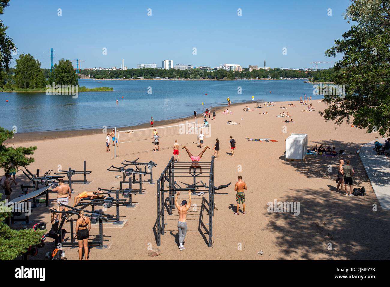 Trainingseinheiten im Outdoor-Fitnessstudio Hietaniemi Beach in Helsinki, Finnland Stockfoto