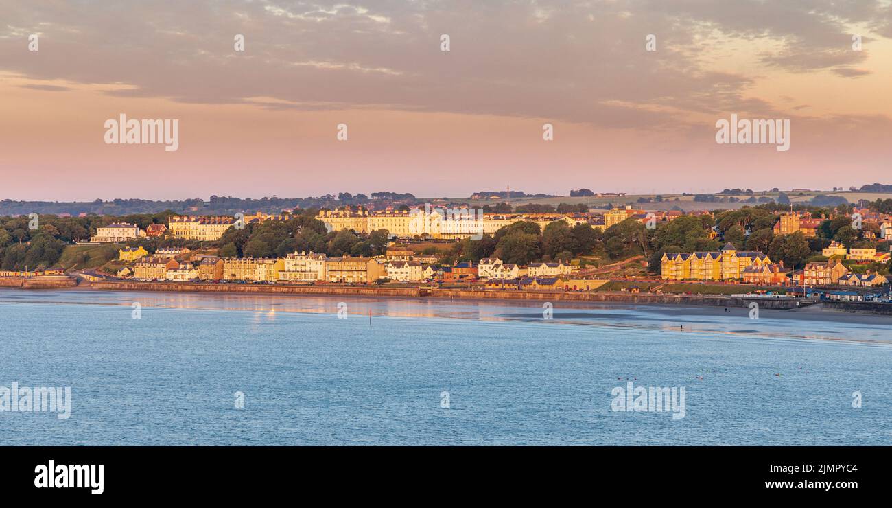 Blick am frühen Morgen auf die Küstenstadt Filey von Filey Brigg an der Yorkshire Küste in England, kurz nach Sonnenaufgang. Stockfoto