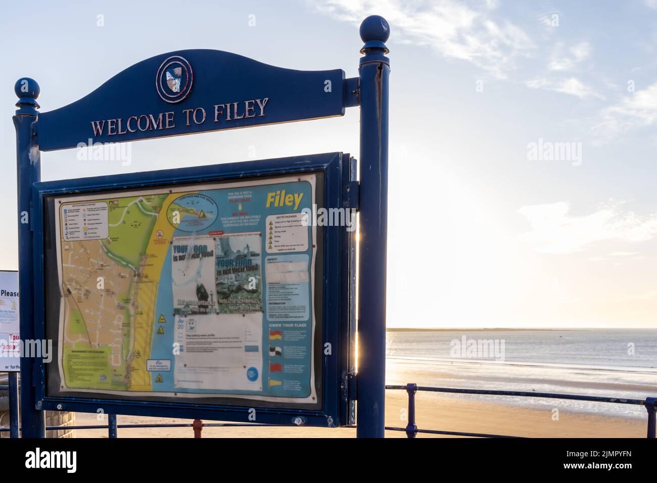 Willkommen beim Filey-Schild am Meer in der Küstenstadt Filey an der Küste von Yorkshire in england. Stockfoto