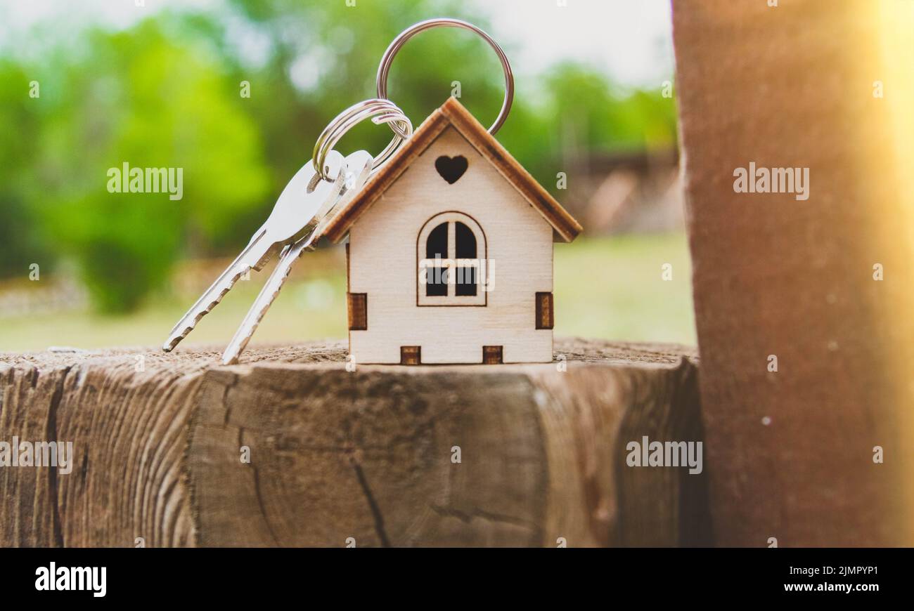 Ferienhaus. Bau von Holzhäusern. Umweltfreundliche Baustoffe. Übergabe der Schlüssel zum Haus an den Besitzer. Sonneneinstrahlung Stockfoto