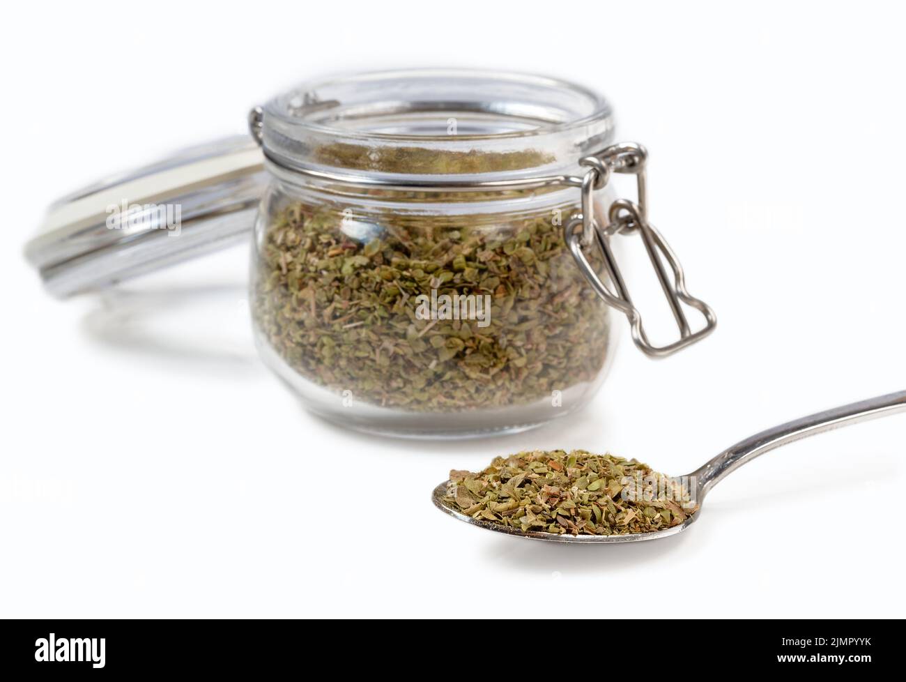 Orangano-Gewürz in einem Glas auf weißem Hintergrund. Stockfoto