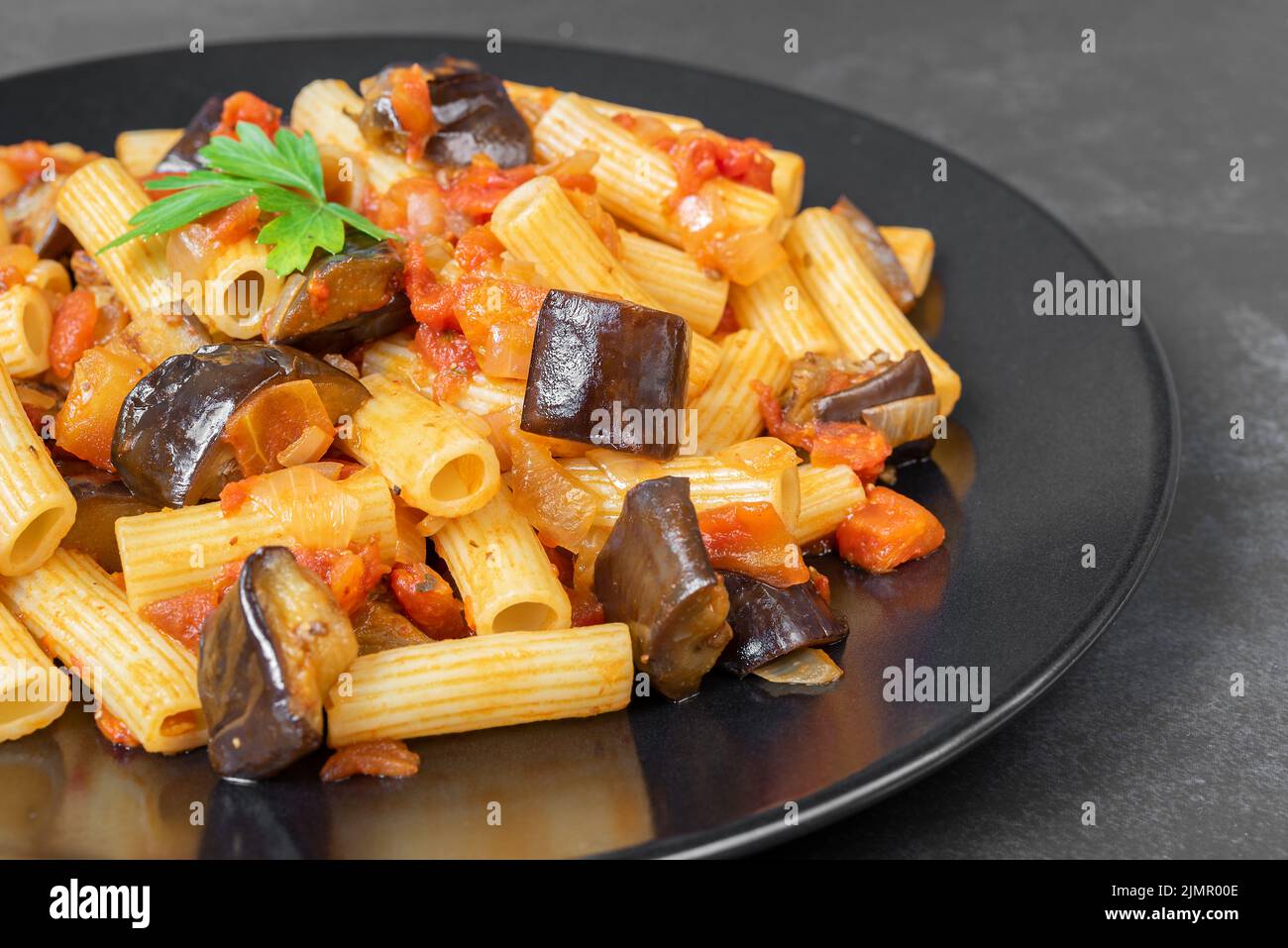 Pasta mit Auberginen auf einem Teller aus der Nähe. Stockfoto