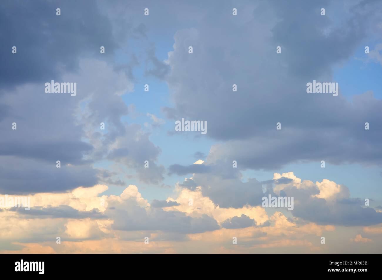 Blauer Morgenhimmel mit Wolken Stockfoto