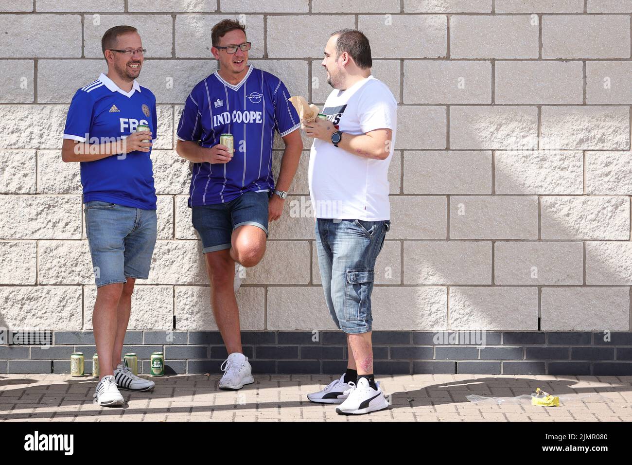 Leicester, Großbritannien. 7.. August 2022. Leicester-Fans genießen ein kostenloses Bier im Club vor dem Auftakt während des Premier League-Spiels zwischen Leicester City und Brentford im King Power Stadium, Leicester am Sonntag, 7.. August 2022. (Kredit: James Holyoak | MI News) Kredit: MI Nachrichten & Sport /Alamy Live News Stockfoto