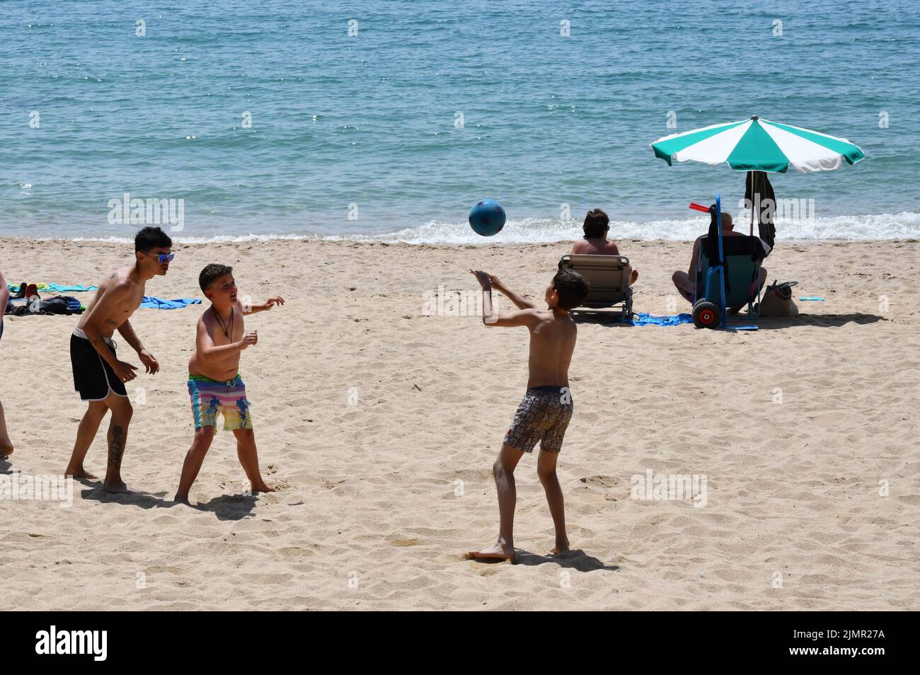 Kinder spielen Strandballspiele am Strand von Llafrance, Costa Brava, Spanien Stockfoto