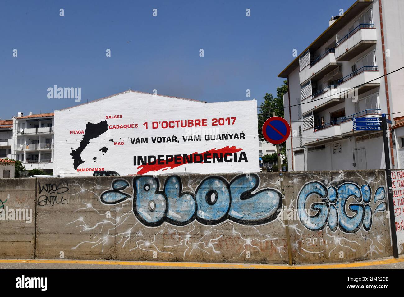Katalanische Unabhängigkeitsgraffiti an den Straßenmauern in Cadaques, einer spanischen Stadt in der Comarca Alt Empordà, in der Provinz Girona, Katalonien, Spanien. Stockfoto