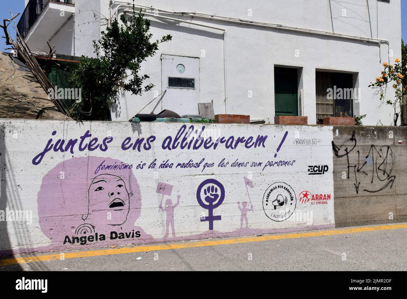 Katalanische feministische Graffiti an Straßenmauern in Cadaques, einer spanischen Stadt in der Comarca Alt Empordà in der Provinz Girona, Katalonien, Spanien. Stockfoto