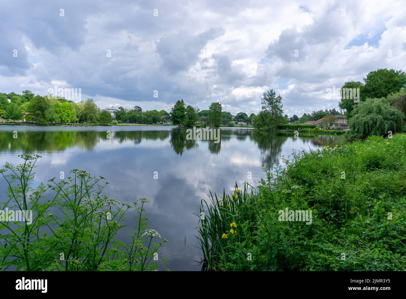 Blick auf den See Lac de Christus und das Naturschutzgebiet am Stadtrand von Saint-Paul-les-Dax Stockfoto