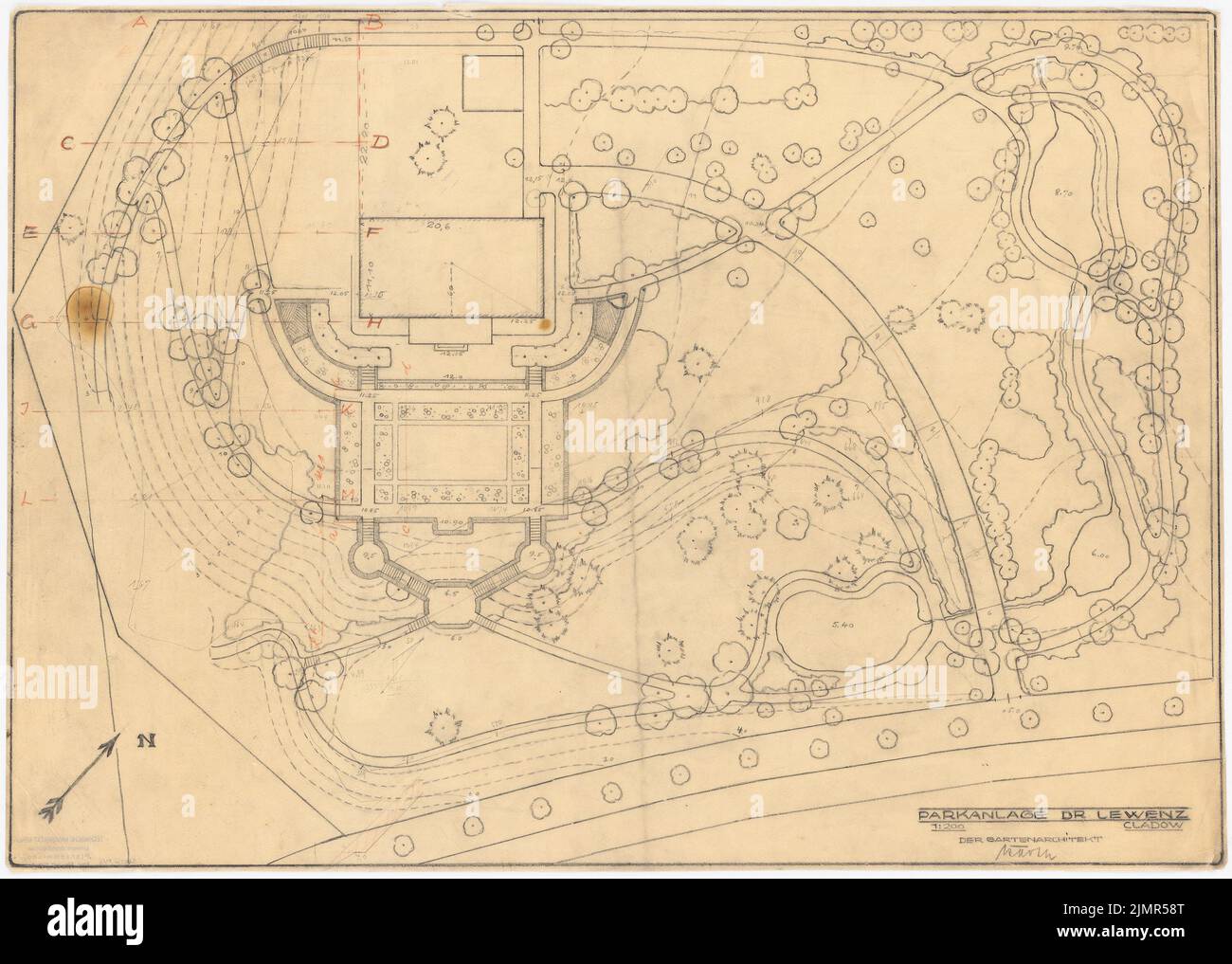 Barth Erwin (1880-1933), Garten Dr. Lewenz in Berlin-Kladow (1924-1924): Grundriss des geplanten Gartens mit geänderter Gebäudekontur und (vermutlich zur Erdmasseberechnung) 1: 200, ma. Buntstift und Bleistift auf transparent, 48,6 x 68,1 cm (inklusive Scankanten) Barth Erwin (1880-1933): Garten Dr. Lewenz, Berlin-Kladow Stockfoto