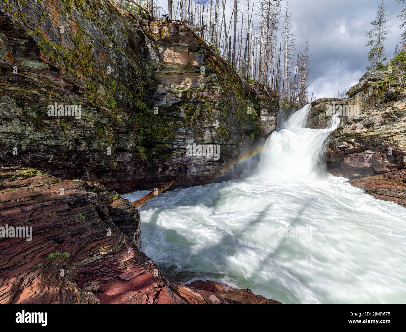 Montana St. Mary Falls mit einem Regenbogenfrühlingsabfluss Stockfoto