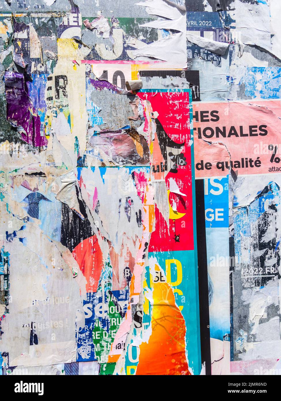 Zerrissene Werbeplakate, die einem abstrakten Collage-Kunstwerk ähneln - Chatellerault, Vienne (86), Frankreich. Stockfoto