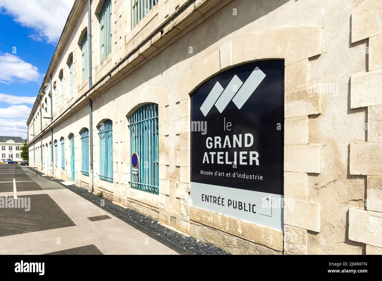 Außenansicht der ehemaligen Rüstungsfabrik, die zum Transportmuseum umgebaut wurde, Chatellerault, Vienne (86), Frankreich. Stockfoto