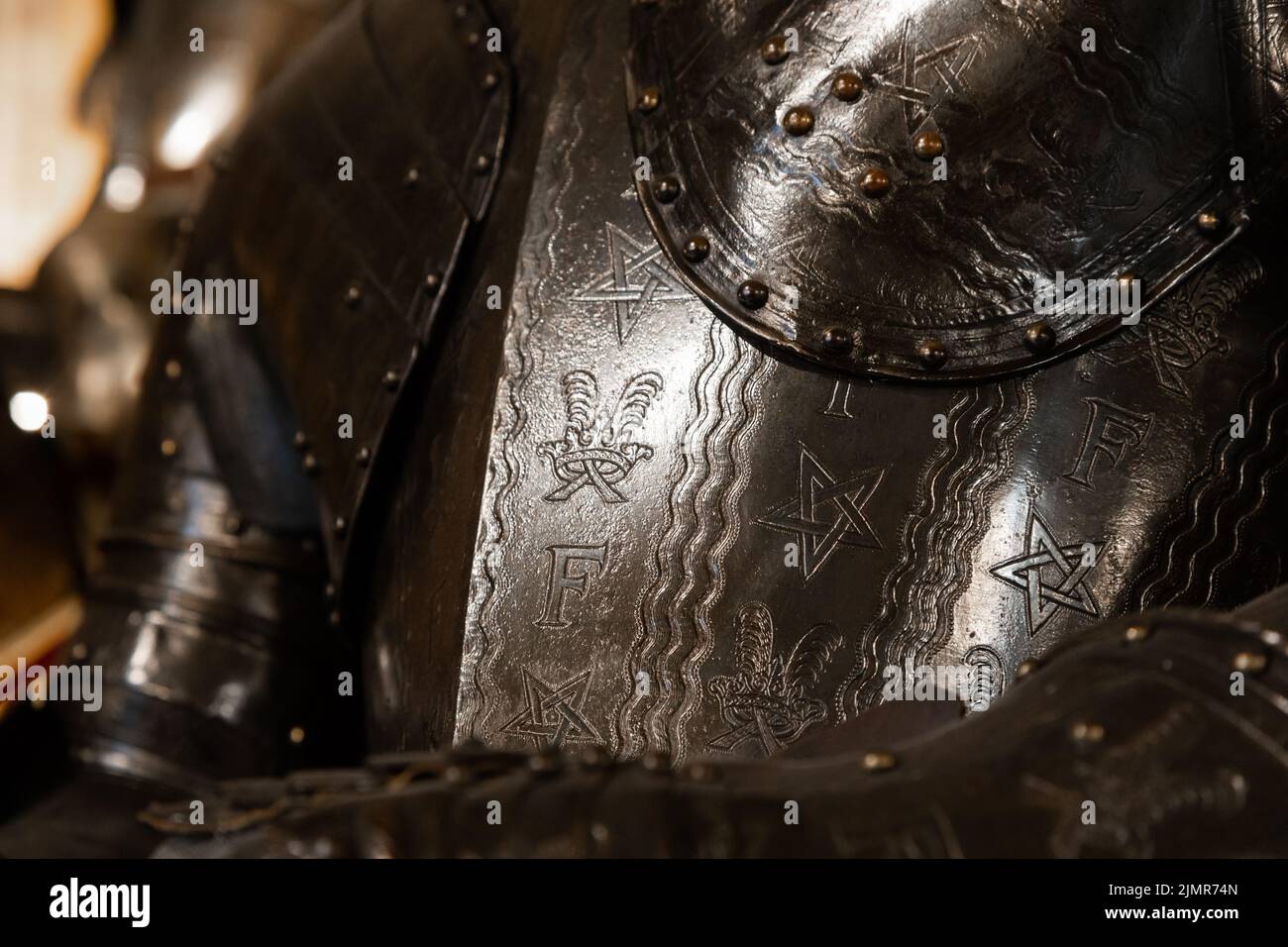 Antike Rüstung auf schwarzem Hintergrund. Konzept für Sicherheit, Sicherheit und Fantasie. Stockfoto