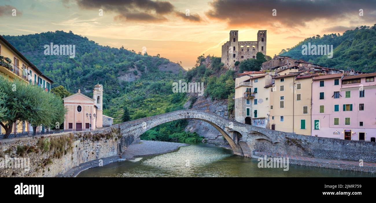 Dolceacqua antike Burg und Steinbrücke Stockfoto