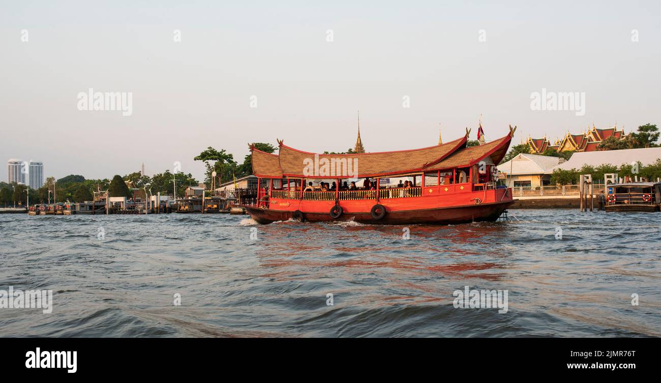 BANGKOK, THAILAND, 20. MÄRZ 2016, Chao Phraya River Canal Cruise boat. Stockfoto