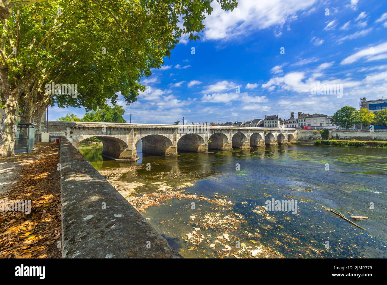 Ende des 16.. Jahrhunderts überquerte die Brücke Pont Henri IV den Fluss Vienne in Chatellerault, Vienne (86), Frankreich. Stockfoto