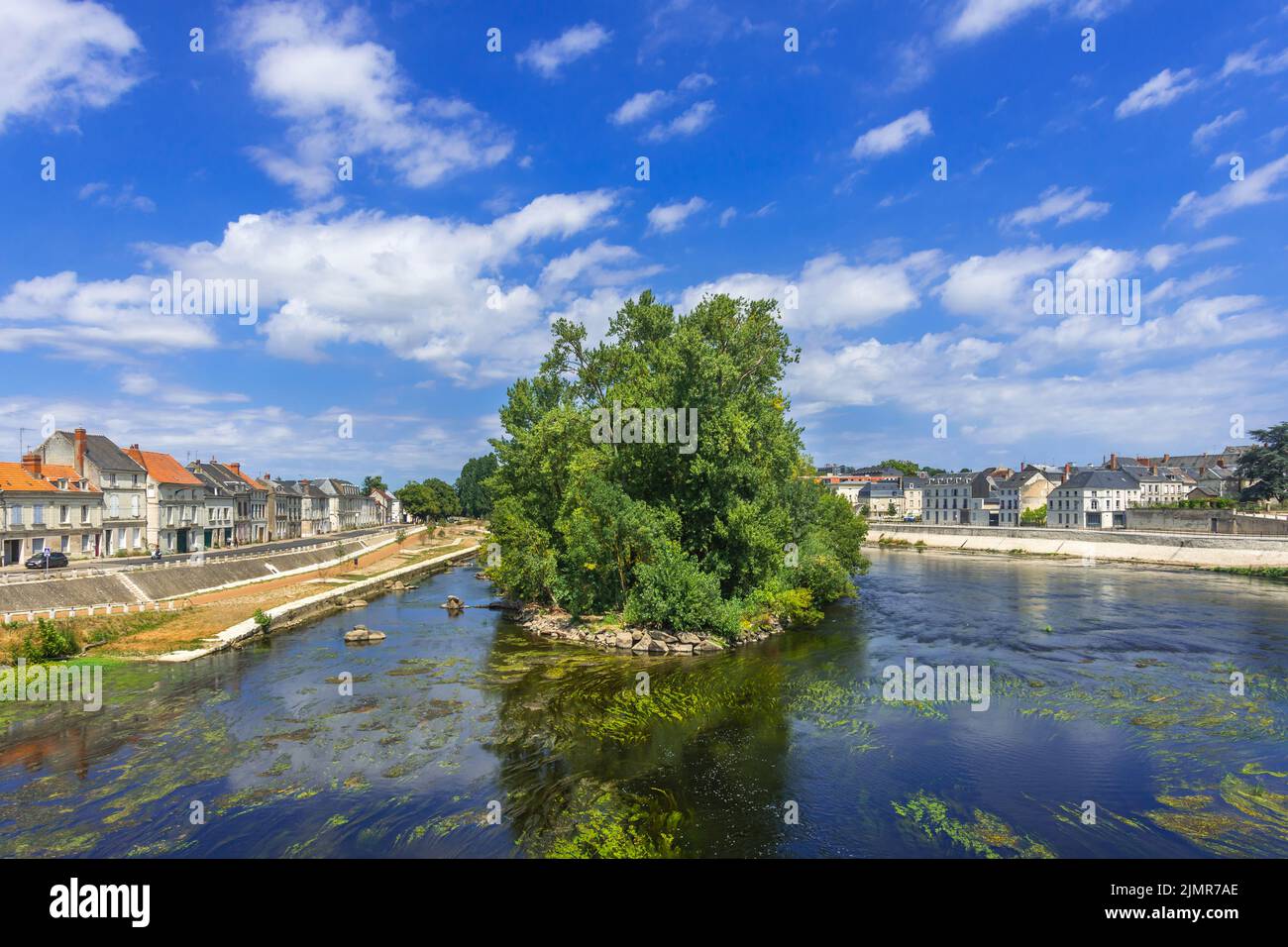 Blick von der Pont Henri IV (Brücke) flussabwärts zum Île Cognet am Fluss Vienne in Chatellerault, Vienne (86), Frankreich. Stockfoto