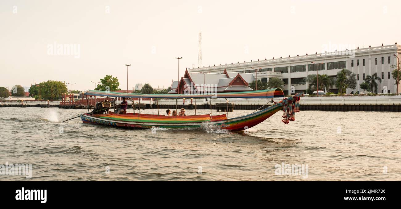 BANGKOK, THAILAND, 20. MÄRZ 2016, Chao Phraya River Canal Cruise boat. Stockfoto