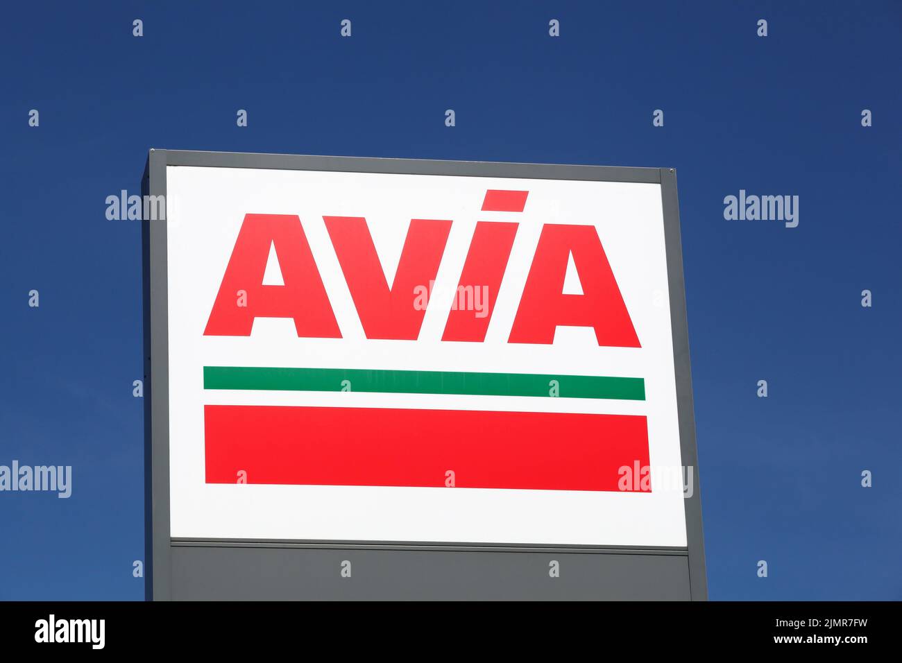 Chenelette, Frankreich - 12. September 2020: AVIA-Schild auf einer Tafel. Das Unternehmen AVIA International ist mit mehr als 2900 Tankstellen vertreten Stockfoto