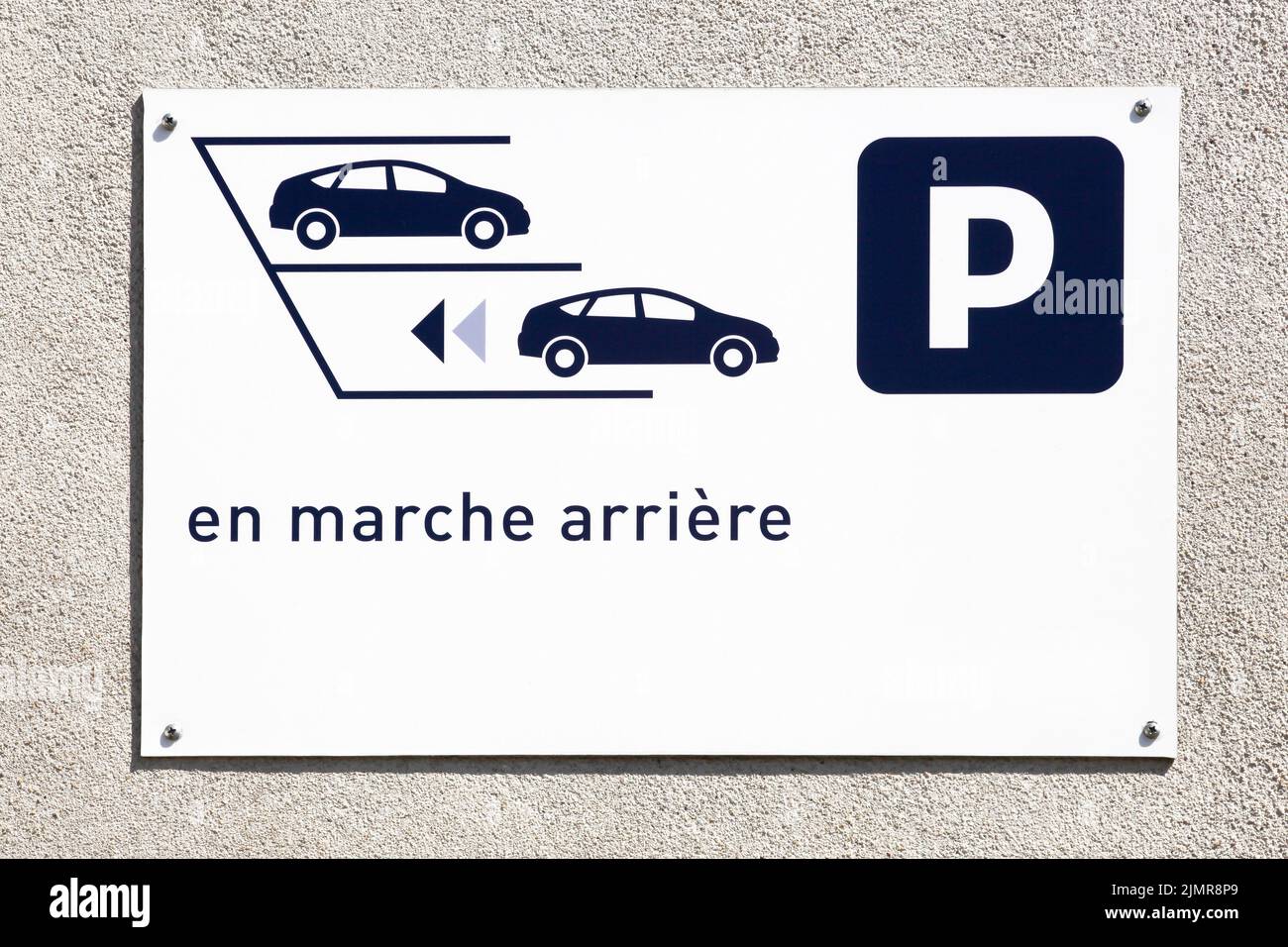 Reverse Parkplatz nur Schild an einer Wand namens Stationner en marche Arriere in französischer Sprache Stockfoto