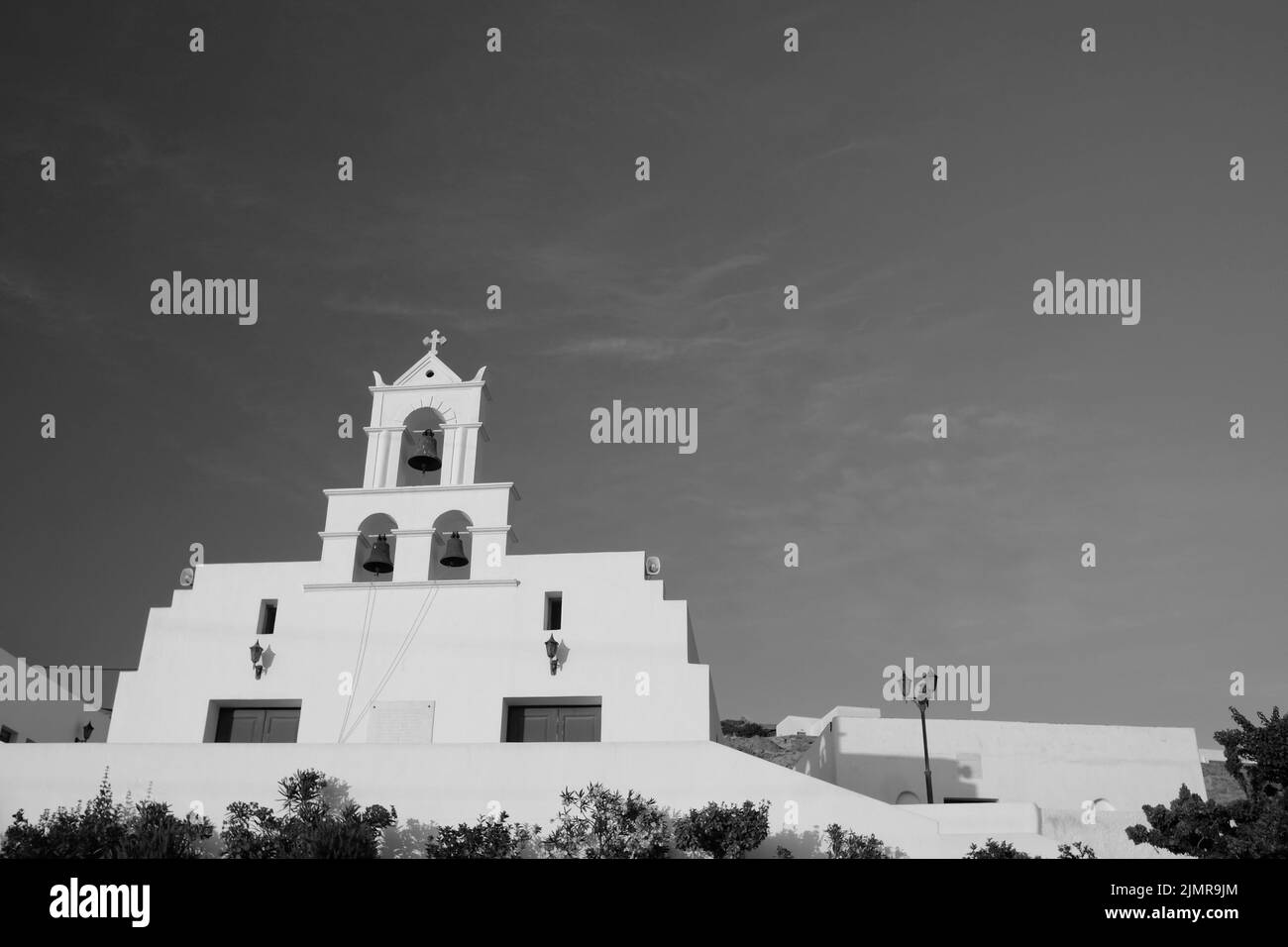 Blick auf eine wunderschöne weißgetünchte griechisch-orthodoxe Kirche auf der Insel iOS in Schwarz und Weiß Stockfoto