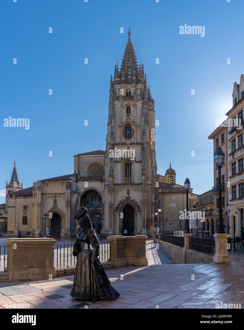 Blick auf die Statue von La Regenta und die Kathedrale von San Salvador im historischen Stadtzentrum von Oviedo Stockfoto