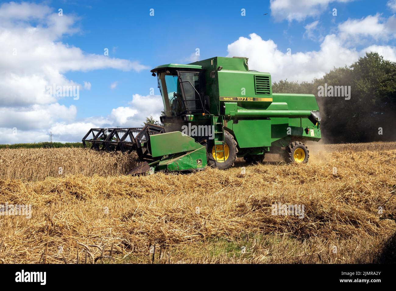 Ein John Deere Mähdrescher 1177, der auf den Feldern in Stoke Climsland, Cornwall, arbeitet. Einer der wenigen landwirtschaftlichen (nicht-Auftragnehmer) Mähdrescher links... Stockfoto