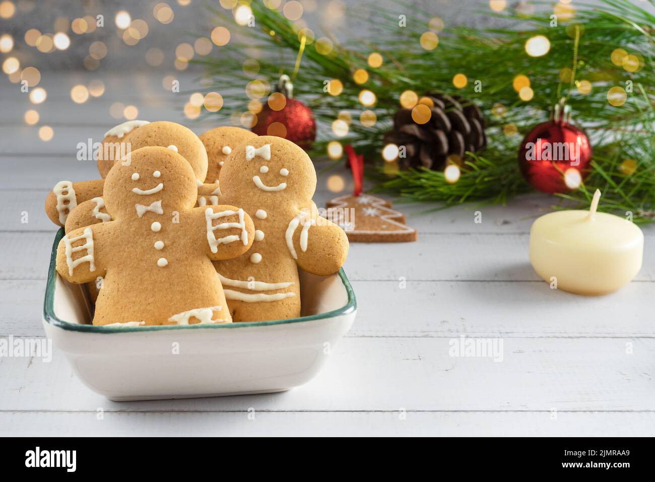 Weihnachtskarte, Lebkuchenmann, Weihnachtskugeln mit einem Baum und andere Dekorationen. Stockfoto