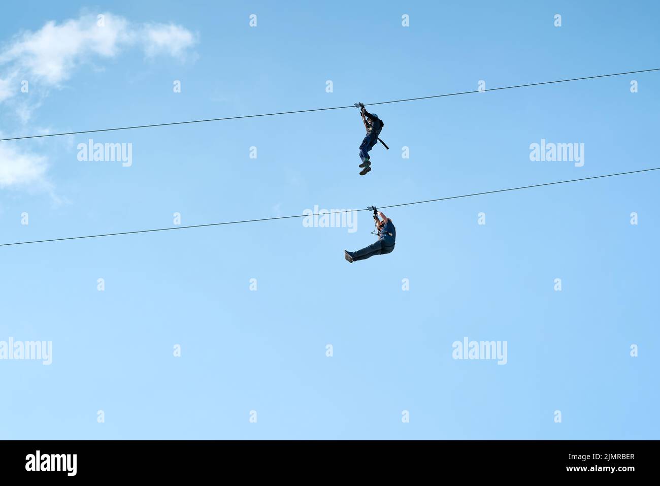 Zwei abenteuerlustige tapfere Männer auf einer Zipline in Magdeburg in Deutschland Stockfoto