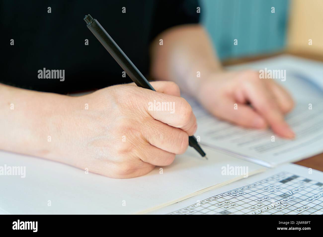 Nahaufnahme mit Stift am Schreibtisch im Büro Stockfoto