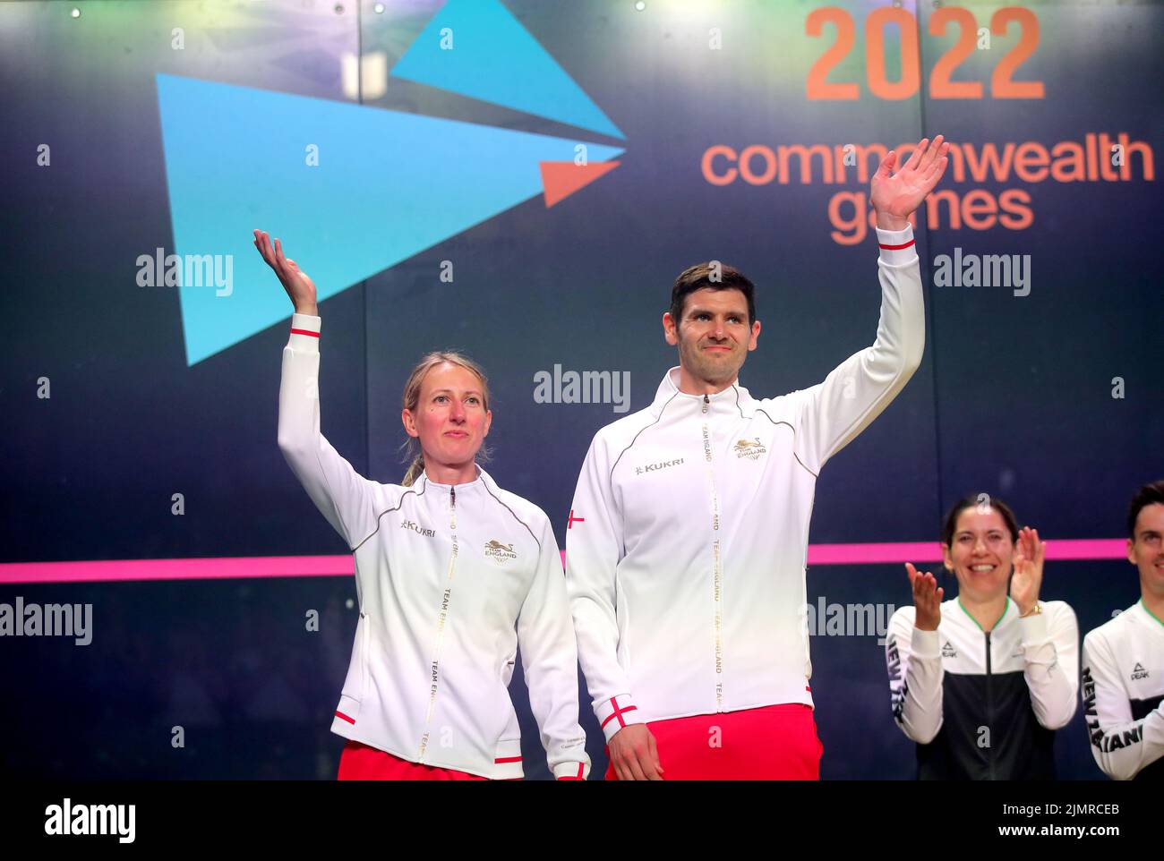 Die Engländerinnen Alison Waters (links) und Adrian Waller, bevor sie ihre Silbermedaillen erhielten, nachdem sie das Squash Mixed Doubles Gold Medal Match gegen die Neuseeländer Paul Coll und Joelle King an der University of Birmingham Hockey and Squash Center am zehnten Tag der Commonwealth Games 2022 in Birmingham verloren hatten. Bilddatum: Sonntag, 7. August 2022. Stockfoto