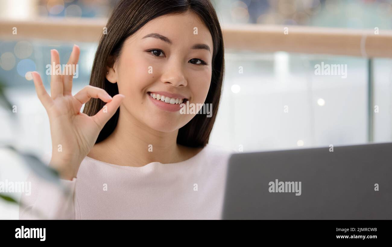 Asiatisch glücklich Dame koreanisch erfolgreich zufrieden Geschäftsfrau freiberuflich Student Mädchen Gewinner Frau Spezialist mit Laptop zeigt okay Geste ok Zeichen Stockfoto