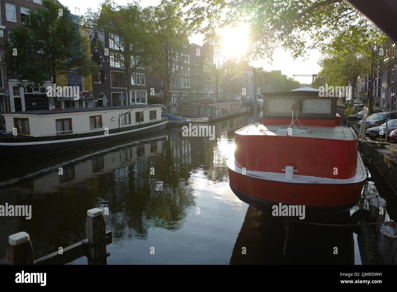 Rotes Schiff bei Sonnenuntergang in der Brouwersgracht in Amsterdam Stockfoto