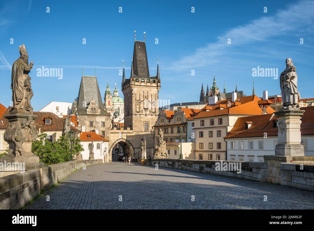 Karlsbrücke bei sonnigem Tag in Prag, Tschechische Republik. Stockfoto