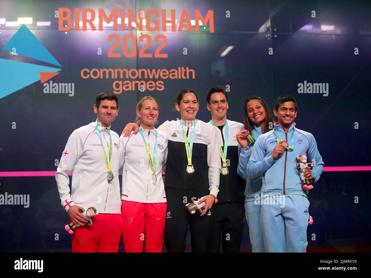 Die Neuseeländer Joelle King und Paul Coll (Mitte) feiern mit ihren Goldmedaillen, nachdem sie das Squash Mixed Doubles Final gewonnen haben, neben dem englischen Adrian Waller und Alison Waters, die auf dem zweiten Platz Silber holten, sowie den indischen Dipika Pallikal Karthik und Saurav Ghosal, die an der University of Birmingham die Bronze gewannen Hockey und Squash Center am 10. Tag der Commonwealth Games 2022 in Birmingham. Bilddatum: Sonntag, 7. August 2022. Stockfoto