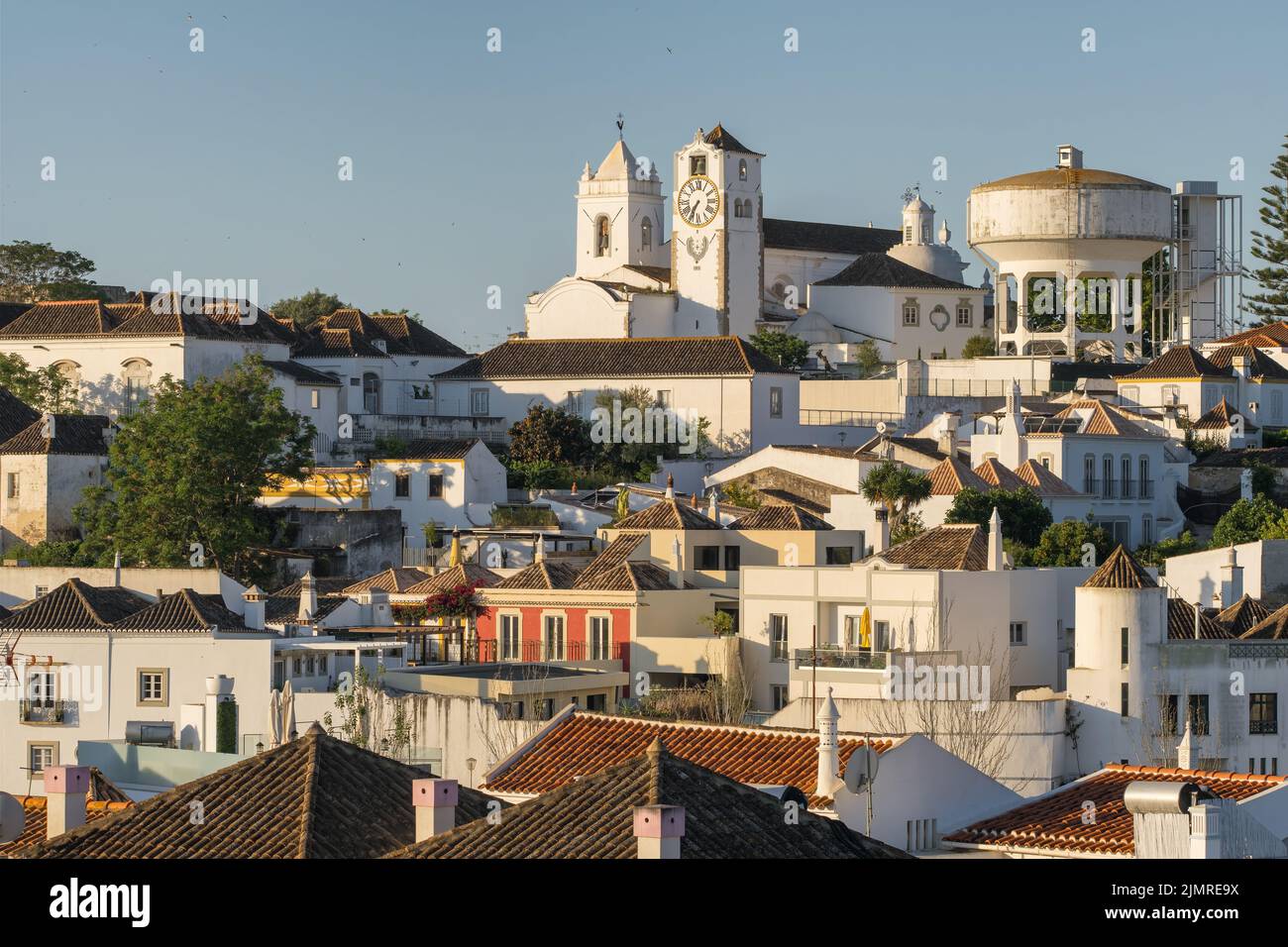 Stadtbild der Altstadt von Tavira bei Sonnenuntergang, Algarve, Portugal. Stockfoto