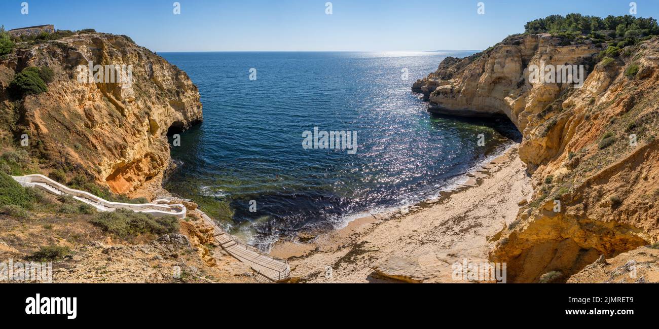 Paradiesischer Strand in der Nähe der Stadt Carvoeiro, Algarve, Portugal Stockfoto