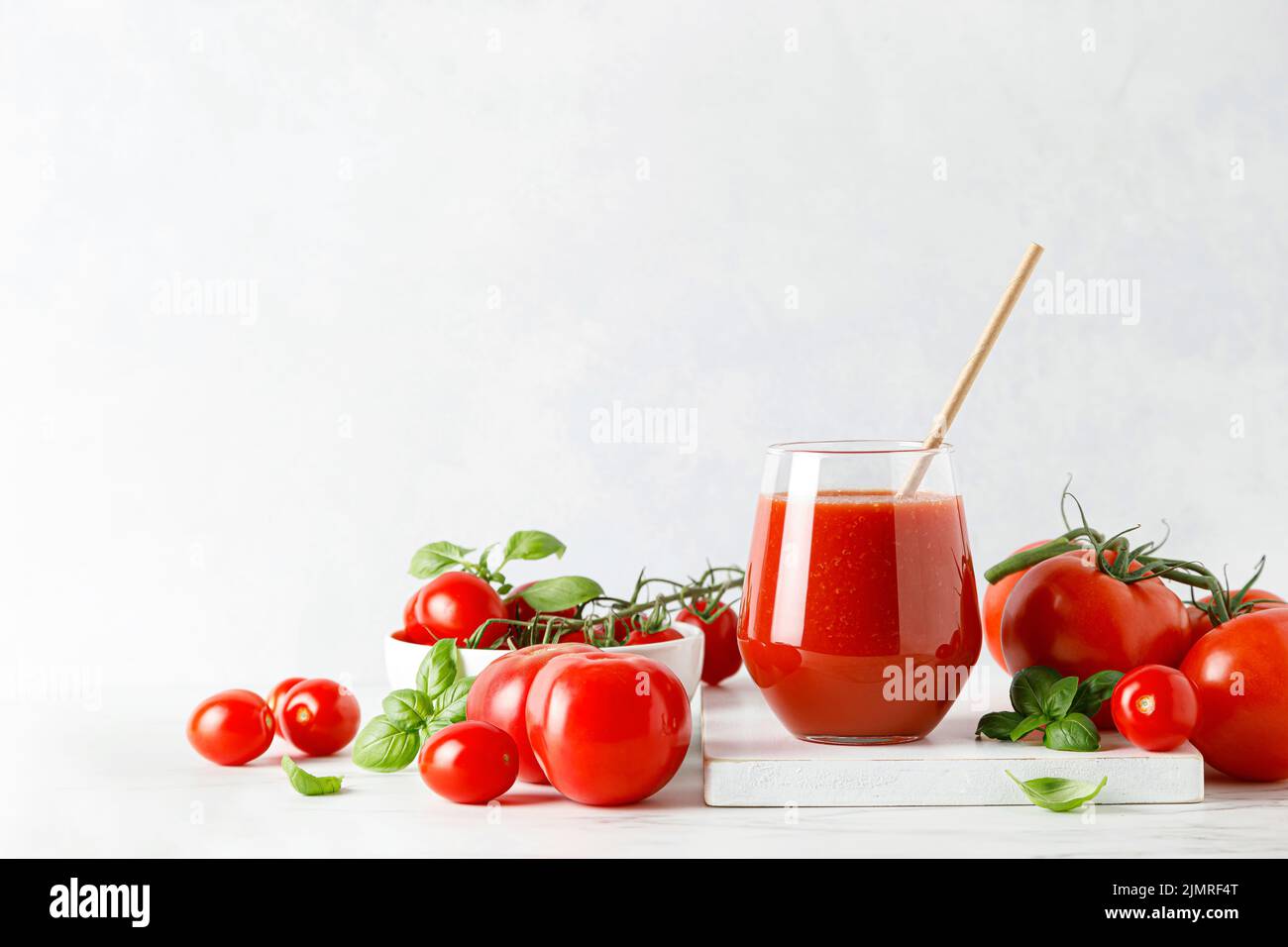 Tomatensaft im Glas und frische Tomaten Stockfoto