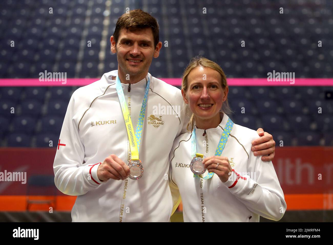 Die Engländerinnen Alison Waters (rechts) und Adrian Waller mit ihren Silbermedaillen, nachdem sie am zehnten Tag der Commonwealth Games 2022 in Birmingham das Squash Mixed Doubles Gold Medal Match gegen die Neuseeländer Paul Coll und Joelle King im Hockey and Squash Center der University of Birmingham verloren hatten. Bilddatum: Sonntag, 7. August 2022. Stockfoto