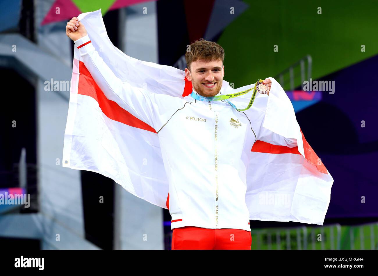 Der englische Matthew Lee feiert mit seiner Bronzemedaille nach dem Men