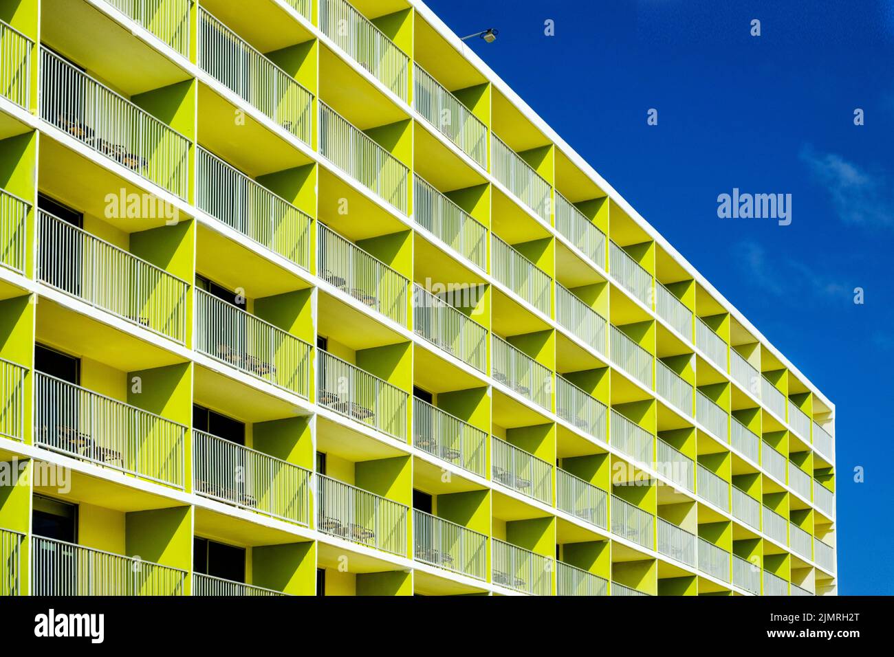 Ein moderner Apartmentblock in auffälligen Farben. Das markante Boxdesign und die typischen karibischen Farben machen das Gebäude zum Aufheben Stockfoto