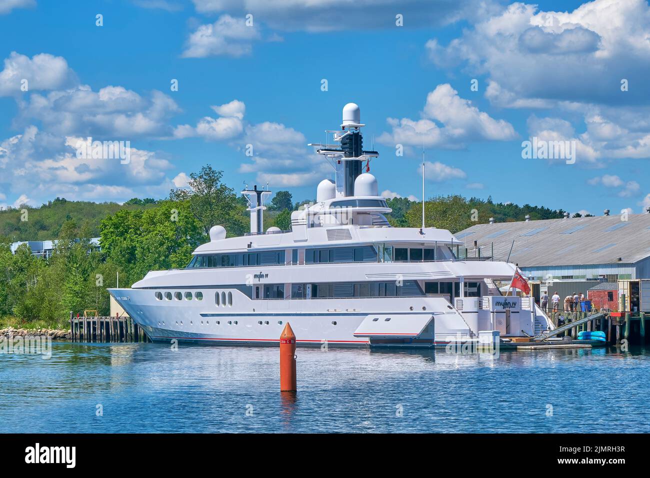 Mylin IV fotografiert während er in Lunenburg Nova Scotia vor Anker liegt. Diese 61 Meter (200 Fuß) große Yacht wurde von Royal van Lent für den verstorbenen Ted Aris gebaut Stockfoto