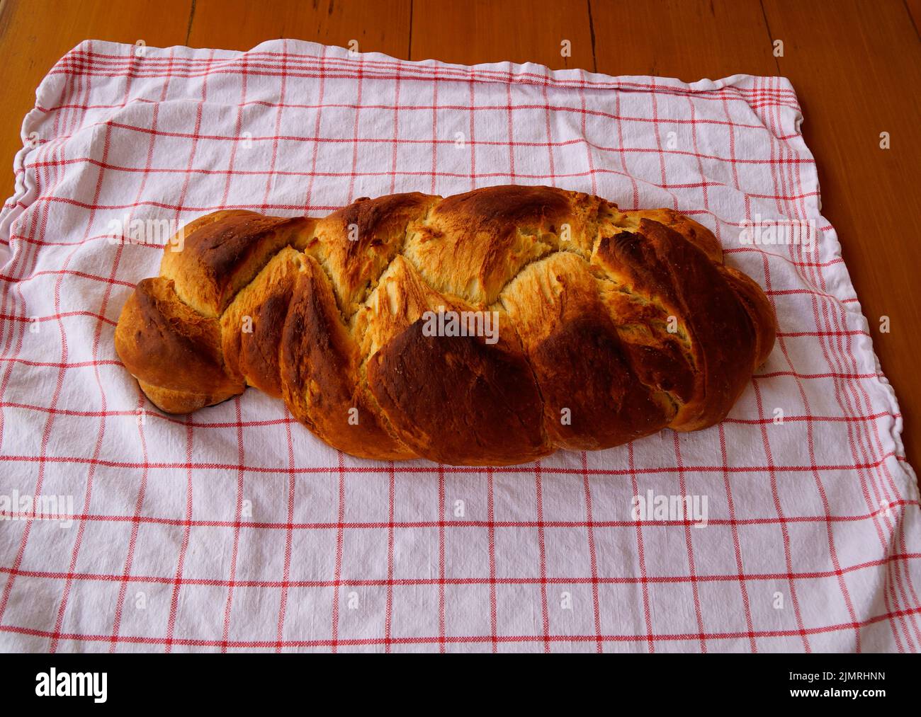 Ein köstliches frisch gebackenes Brot aus rustikalem deutschen hausgemachtem deutschen Braid-Brot namens Zopf mit einer schönen braunen Kruste Stockfoto