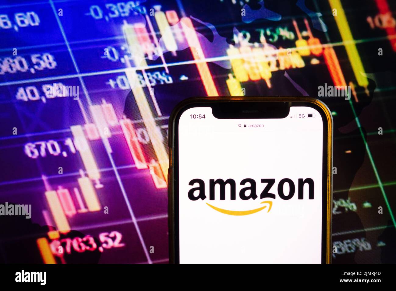 KONSKIE, POLEN - 07. August 2022: Smartphone mit Logo von Amazon.com, Inc., dem amerikanischen multinationalen Technologieunternehmen, auf dem Börsendiagramm b Stockfoto